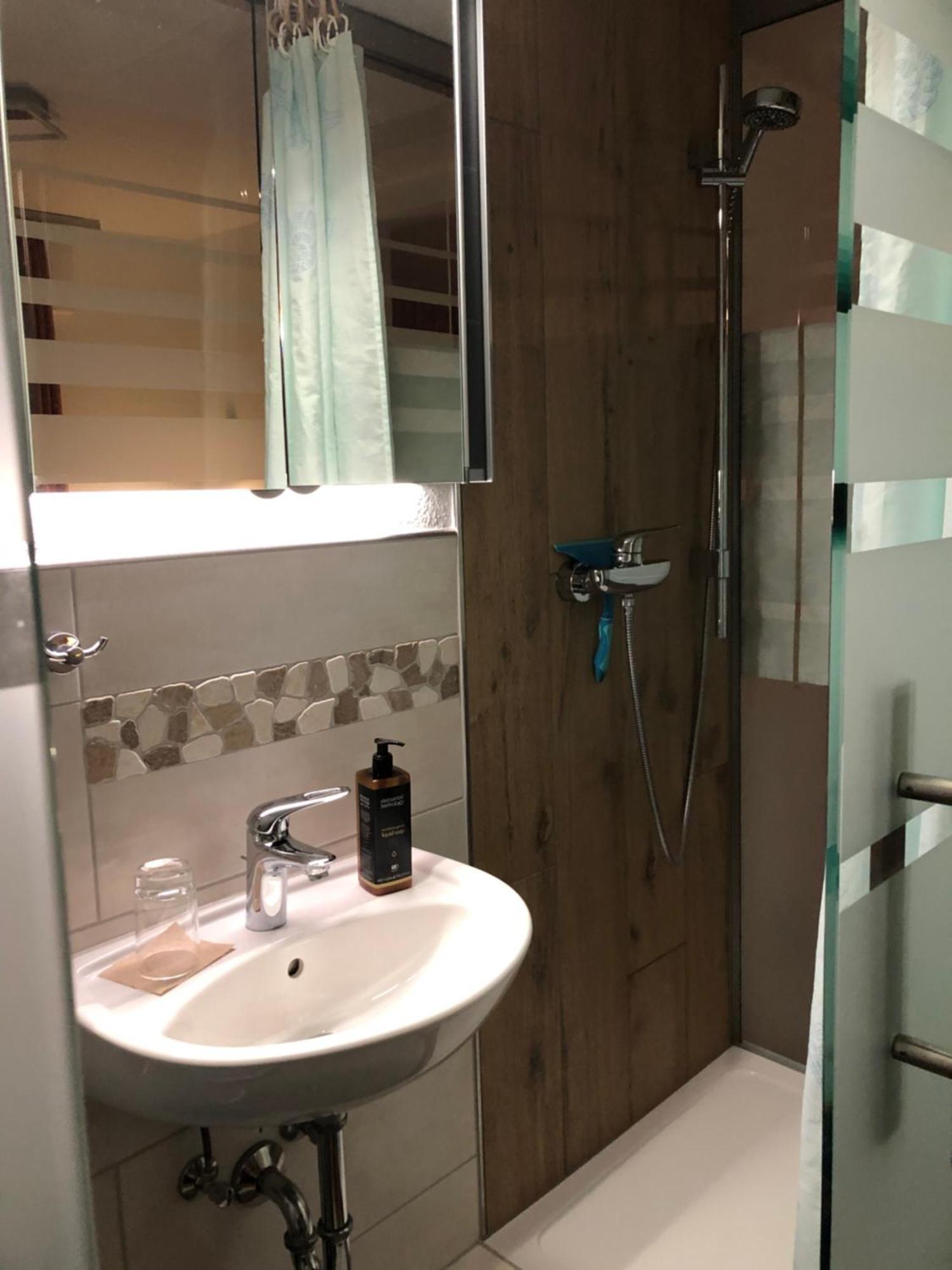 Aussichtszimmer Mit Modernem Glasbad Und Balkon โคเบลนซ์ ภายนอก รูปภาพ